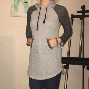 Long hooded shirt with pocket
